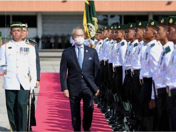 Perdana Menteri, Tan Sri Muhyiddin Yassin memeriksa perbarisan kawalan kehormatan yang terdiri daripada anggota Angkatan Bersenjata Diraja Brunei sejurus tiba di Lapangan Terbang Antarangsa Bandar Seri Begawan semalam. Foto Bernama