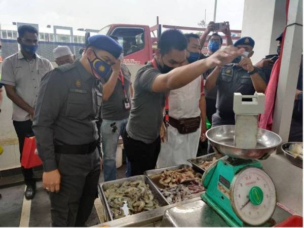KPDNHEP Selangor turut memeriksa alat timbang ketika Operasi Bersepadu bersama MBSA di Pasar Awam Moden Seksyen 25 Shah Alam pada Ahad.