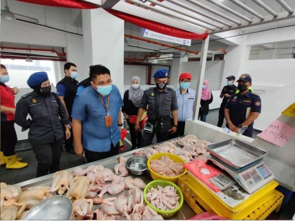 KPDNHEP Selangor menjalankan Operasi Bersepadu bersama MBSA di Pasar Awam Moden Seksyen 25 Shah Alam pada Ahad bagi memastikan tahap penandaan harga, penggunaan alat timbangan, kebersihan dan lesen perniagaan.