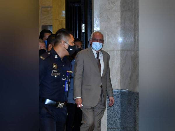 Najib tiba di mahkamah bagi mendengar rayuan sabitan dan hukuman penjara ke atasnya berhubung penyelewengan dana SRC International Sdn Bhd di Mahkamah Persekutuan, Putrajaya pada Isnin. - Foto Bernama