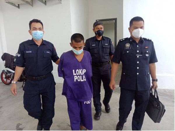 Tertuduh, Mohd Fauzie dikawal polis keluar dari lokap Mahkamah Kota Bharu untuk dihantar ke penjara bagi menjalani hukuman tersebut.