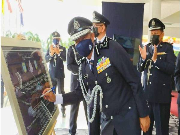 Abd Rahim menurunkan tandatangan simbolik kepada perasmian Markas PGA Batalion 8 Pengkalan Chepa, di Kota Bharu.