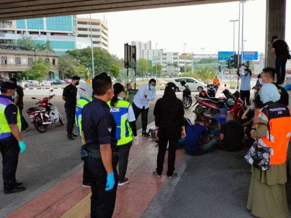 Operasi yang bermula jam 9 pagi itu memeriksa gelandangan dan penagih yang menjadikan kaki lima di sebuah bank serta bawah jejambat berhampiran Penang Sentral sebagai 'kediaman' harian mereka.