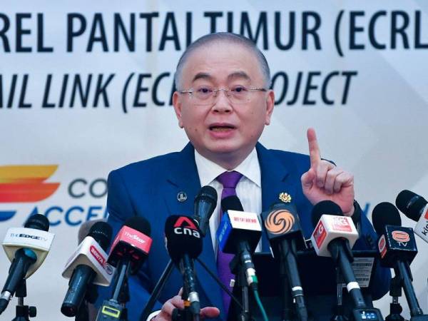 Wee Ka Siong pada sidang media mengenai penjajaran semula Projek Laluan Rel Pantai Timur (ECRL) di Kementerian Pengangkutan hari ini. -Foto Bernama