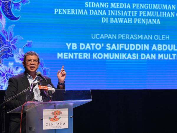 Saifuddin berucap pada Majlis Pengumuman Penerima Dana Inisiatif Pemulihan Agensi Pembangunan Ekonomi Seni Budaya di sini hari ini. -Foto Bernama