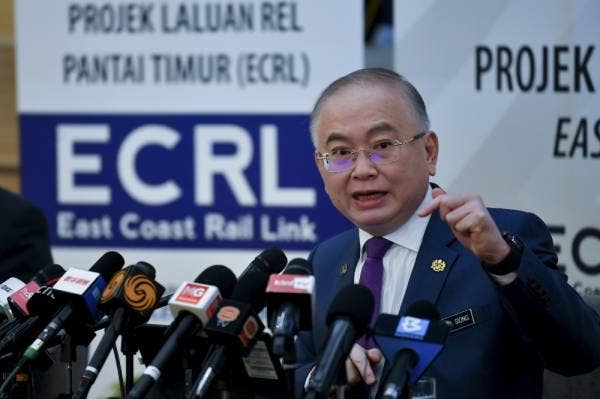 Wee Ka Siong pada sidang media mengenai penjajaran semula Projek Laluan Rel Pantai Timur (ECRL) di Kementerian Pengangkutan hari ini.
-Foto Bernama