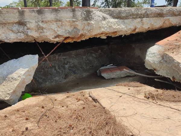 Runtuhan benteng didakwa berlaku akibat hakisan di bahagian bawah tanah akibat fenomena air pasang besar.