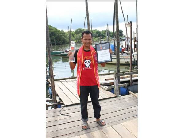 Abdul Muiz Hussin, pemenang AGI 2020 bersama sijil dan trofi kemenangan 