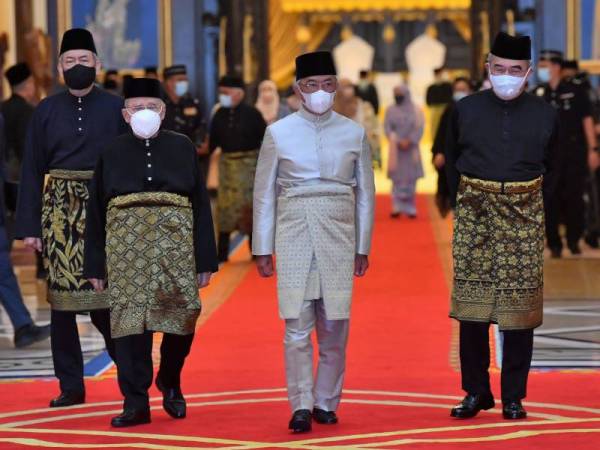 Al-Sultan Abdullah berkenan berangkat pulang selepas Istiadat Pengurniaan Darjah Kebesaran Wilayah Persekutuan di Istana Negara hari ini. Turut hadir Abdul Rahman (dua dari kiri), Juhar (kiri) dan Mohd Ali (kanan). - Foto Bernama