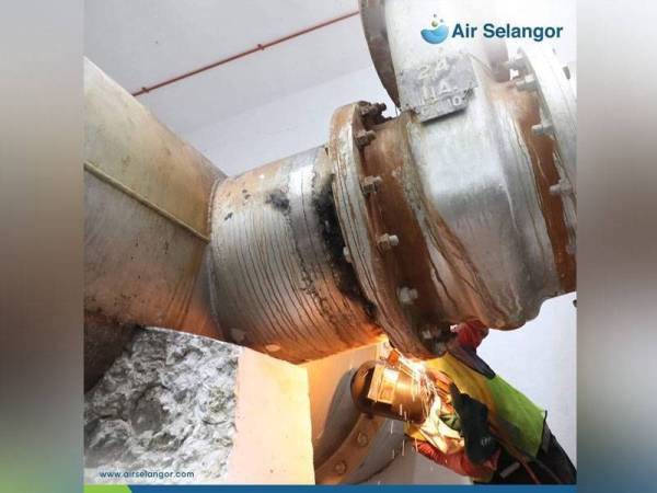 Kerja-kerja penggantian injap pada jajaran paip air mentah di Empangan Klang Gates telah dimulakan mengikut jadual pada jam 9 pagi Selasa.