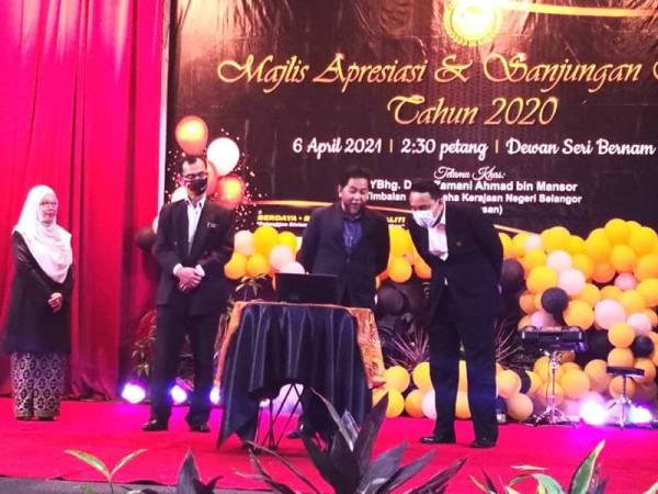 Zamani Ahmad (dua dari kanan) menyaksikan gimik pelancaran pada Majlis Apresiasi dan Sanjungan Budi MDSB di Dewan Seri Bernam pada Selasa.