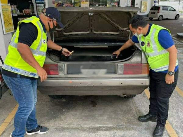 Tangki minyak petrol yang diubah suai di bahagian but kereta.