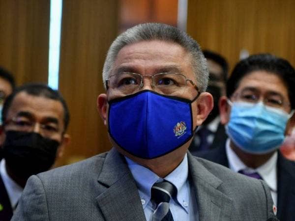 Dr Adham Baba ketika bersama pengamal media selepas majlis menandatangani Nota Kerjasama Antara Kementerian Kesihatan dengan Kementerian Pengangkutan di Kementerian Kesihatan hari ini.  -Foto Bernama