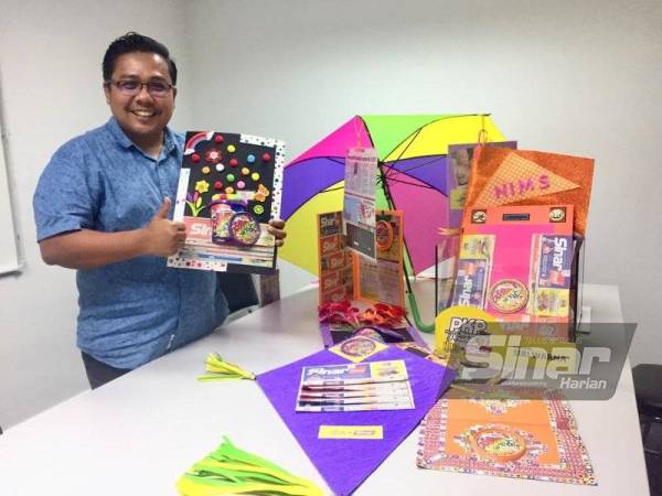 Zamri menunjukkan beberapa penyertaan yang memperlihatkan pelbagai sisi kreatif peserta untuk memenangi hadiah keseluruhan bernilai RM150,550.