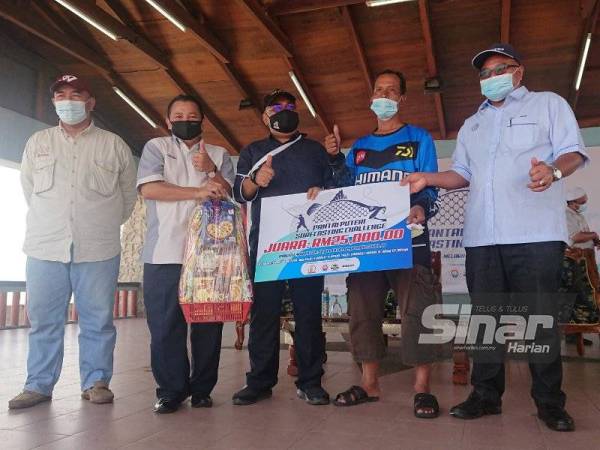 Sapri (dua dari kanan) menerima replika cek daripada Nor Azman (tiga dari kiri).