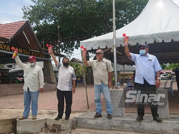 Ammar (tiga dari kanan) menyempurnakan acara tamat pertandingan.