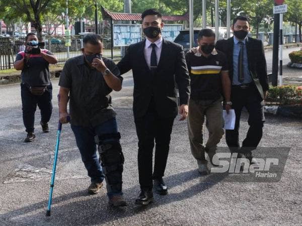 Sufian (depan, kiri) dan Shahrul (dua dari kanan) diiring SPRM untuk dihadapkan ke Mahkamah Sesyen Seremban pada Rabu.