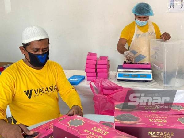 Proses pembungkusan kurma dilakukan dengan menitik beratkan kebersihan.