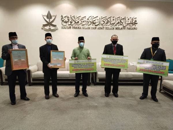 Ahmad Hairi (tengah) mengumumkan peruntukan lebih RM10 juta disediakan MUIP untuk fakir miskin, mualaf dan masjid seluruh negeri sempena Ramadan tahun ini.