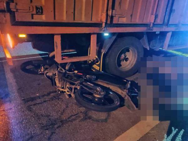 Keadaan motosikal tersebut berada di bawah lori berkenaan