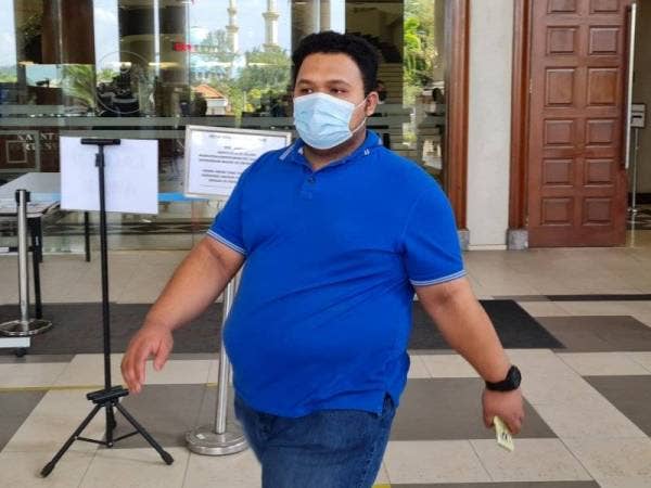Sufazrin Amin keluar dari pekarangan Mahkamah Kuala Lumpur selepas selesai membayar denda pada Rabu.