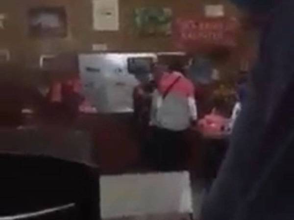 Rakaman penghantar makanan ditampar tular di media sosial.