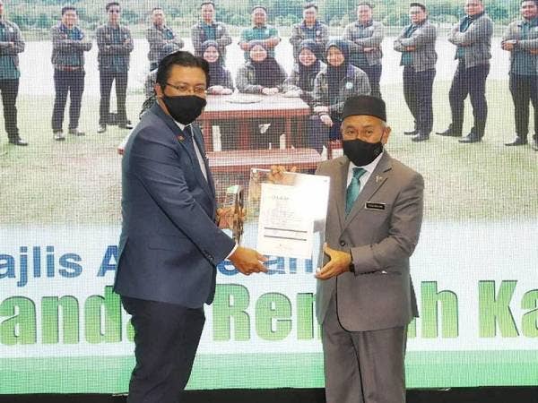 Mohd Azhar menerima anugerah bersempena Cabaran LCC 2030 disampaikan oleh Tuan Ibrahim pada Selasa.