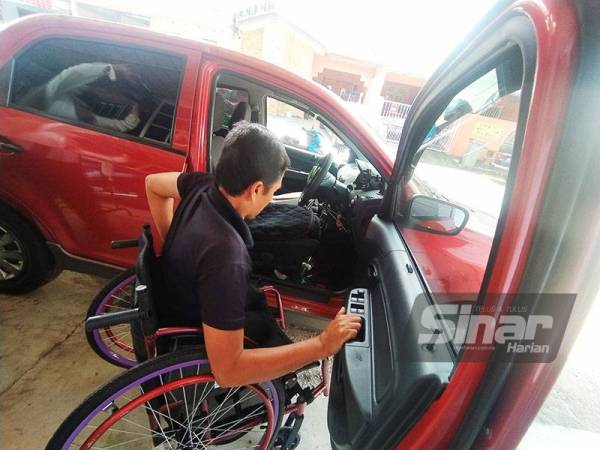 Status OKU yang dimilikinya bukan alasan untuk dia berdikari dan bekerja sebagai pemandu Grab.