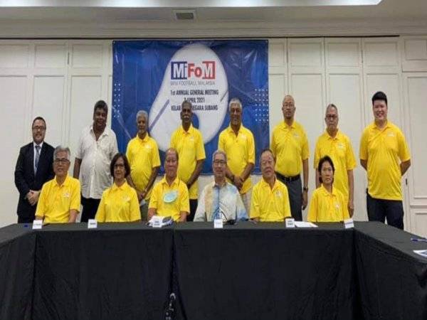 Tengku Ahmad Shah (duduk, tiga dari kanan), Nyim Keong (duduk, tiga dari kiri) bersama ahli jawatankuasa eksekutif MiFoM pada Rabu.