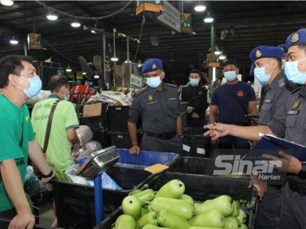 KPDNHEP Kuala Lumpur bersama KPDNHEP Cawangan Gombak dan DBKL menjalankan pemeriksaan bersepadu di Pasar Borong Kuala Lumpur pada Khamis.
