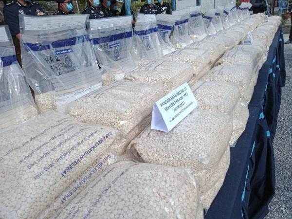 Antara dadah yang dirampas dalam sebuah kontena di Pelabuhan Barat, Pelabuhan Klang pada Selasa.