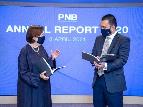 Zeti dan Presiden & Ketua Eksekutif Kumpulan PNB, Ahmad Zulqarnain Onn mengumumkan laporan tahunan PNB bagi tahun kewangan berakhir 31 Disember 2020 secara maya pada Khamis.