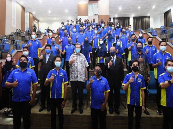 Saifuddin bergambar bersama para pelajar pada sesi Townhall bersama pimpinan pelajar Univeristi Malaysia Perlis (UniMap) di Kampus alam UniMap, Pauh Putra, Arau pada Khamis. -Foto Bernama