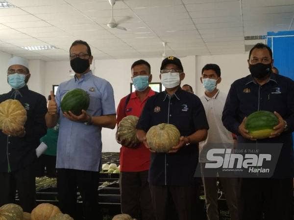 Ronald meninjau pusat pengumpulan hasil pertanian (PPHP), Pertubuhan Peladang Kawasan Kluang pada Khamis.