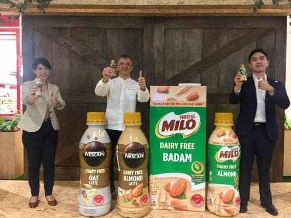 Dari kiri: April Wong, Juan dan Daniel Teng pada majlis pelancaran Nestle Dairy Free di Jaya Grocer Starling Mall, Kuala Lumpur pada Khamis.