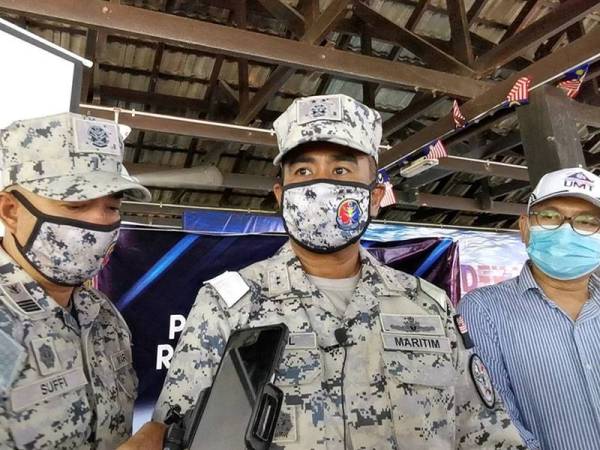 Pengarah Bahagian Keselamatan dan Pengawasan Maritim, Laksamana Muda (M) Datuk Saiful Lizan Ibrahim (tengah) bersama Pengarah Maritim Malaysia Terengganu,Kepten Maritim Muhammad Suffi Mohd Ramli (kiri) dan Timbalan Naib Canselor (Akademik dan Antarabangsa) UMT, Prof Ts. Dr Mohd Zamri Ibrahim ketika sidang media selepas program melabuhkan tukun vessel lucut hak sumbangan Maritim Malaysia Terengganu bagi aktiviti penyelidikan UMT di perairan Pulau Bidong.