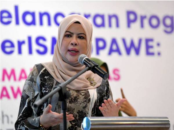 Rina menyampaikan ucapan pada majlis Pelancaran VolunteerISM@PAWE: Bengkel Kemahiran Asas Kesukarelawan pada Jumaat. - Foto Bernama