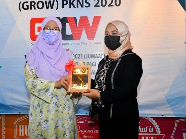 Siti Zubaidah (kiri) menyampaikan sijil penghargaan kepada salah seorang peserta program GROW 2020 pada majlis graduasi yang diadakan baru-baru ini.
