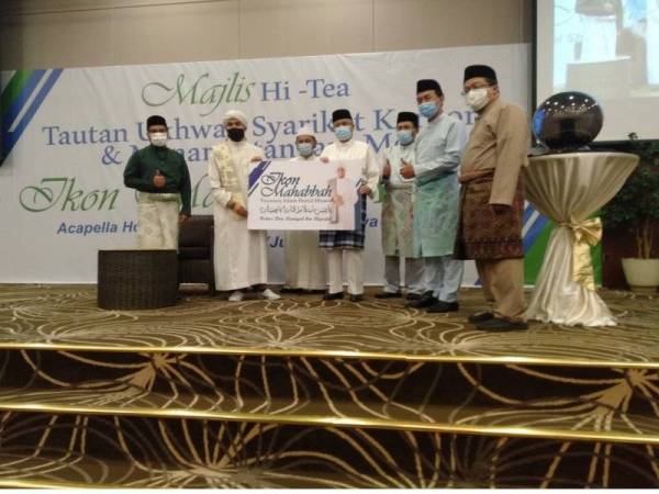 Abdul Aziz (tiga dari kanan) bersama Mohd Zawawi (dua dari kanan) sewaktu memperkenalkan Ustaz Don Daniyal sebagai Ikon Muhibbah YIDE.