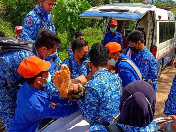 Mangsa dibawa ke Klinik Kesihatan Merapoh untuk menerima rawatan. - Foto ihsan polis