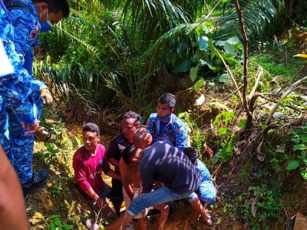 Mangsa ditemui dalam keadaan lemah di dalam parit di Bukit Aria dekat Kampung Sungai Temau pada Jumaat. - Foto ihsan polis