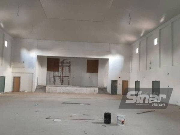 Keadaan dewan sekolah yang ditinggalkan dalam keadaan tidak siap selama empat tahun.