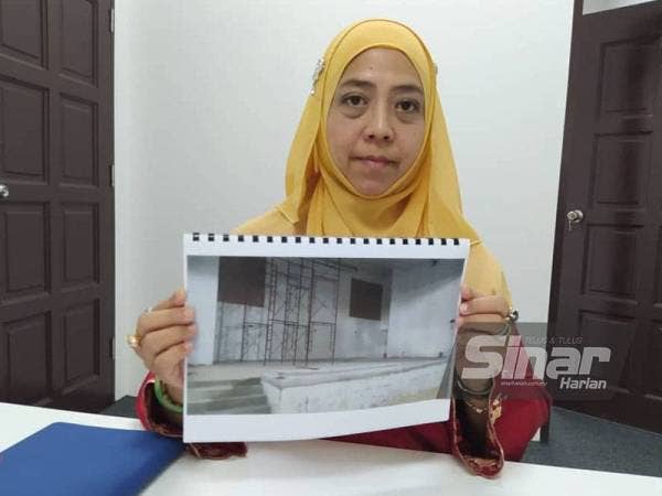 Sharifah Hazlina ketika sidang akhbar pada Jumaat menunjukkan keadaan dewan yang ditinggalkan sejak Januari 2017.