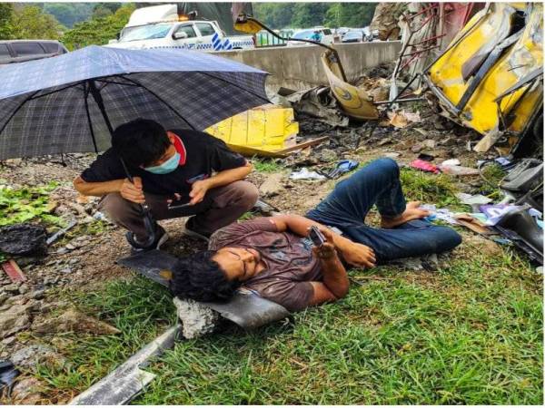 Pemandu treler yang mengalami kecederaan ringan akibat kemalangan di KM43 Lebuhraya Kuala Lumpur-Karak, Bentong pada Jumaat. - Foto ihsan PDRM