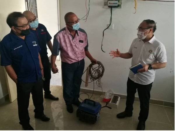 Fat Full meninjau keadaan sebuah rumah di flat Taman Desa Kempas, Johor Bahru pada Jumaat.