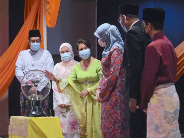 Raja Puan Muda Perlis, Tuanku Lailatul Shahreen Akashah Khalil (tiga dari kiri) berkenan melancarkan Projek Rintis Pembayaran Bantuan Bulanan JKM Secara Tanpa Tunai (Cashless) yang dikenali sebagai JKMPay di sini pada Jumaat.