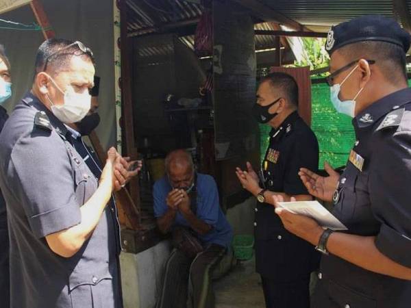 Ketua Polis Daerah Kota Bharu, Asisten Komisioner Abdul Rahim Daud (dua dari kanan) bersama anggota dan pegawai membacakan doa semasa berkunjung ke bangsal Ismail Yaacob, 61, sebelum ini.