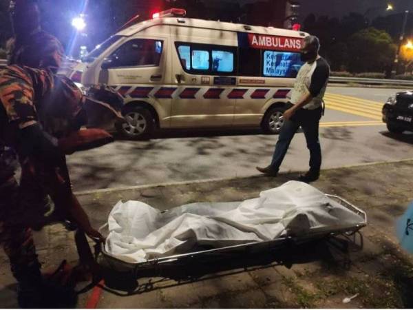 Mayat lelaki berkenaan berjaya dinaikkan dengan bantuan pihak bomba. (Foto: Ihsan bomba)