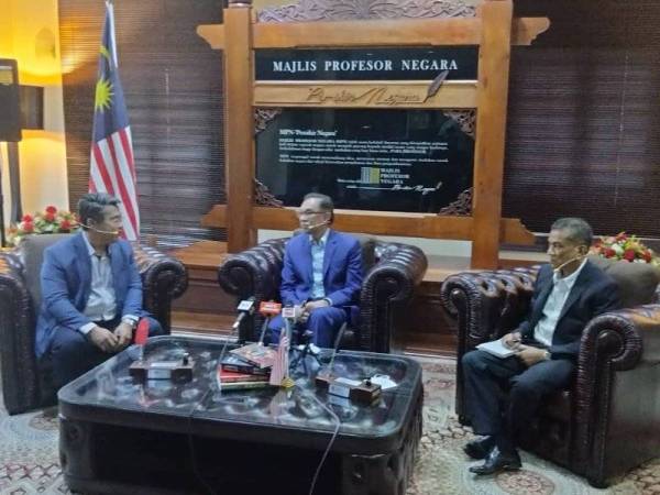 Anwar (tengah) kerja disoal Muhammad Asri (kiri) dan Mohamad Agus (kanan) dalam bual bicara anjuran Majlis Profesor Negara (MPN) yang disiarkan di Facebook pada Sabtu.