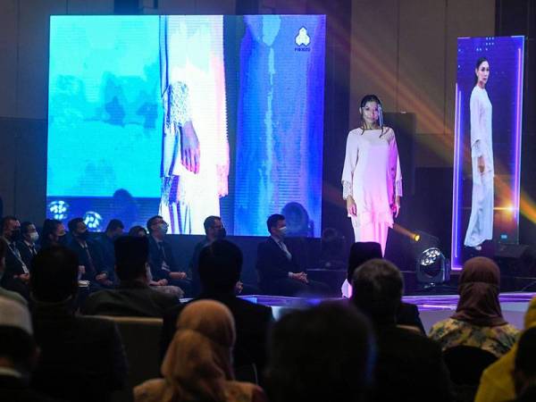 Model memperagakan busana rekaan Nurita Harith pada Majlis Pelancaran Perkeso 'Functional Adaptive Clothing' yang disempurnakan oleh Raja Permaisuri Agong Tunku Hajah Azizah Aminah Maimunah Iskandariah hari ini.
